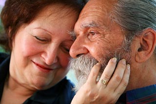 Old_couple_in_love_320px